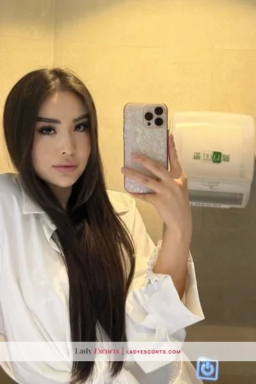 Busty Brunette Aysa