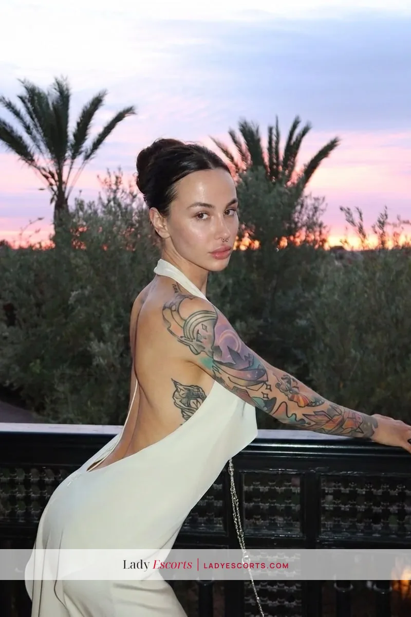 Brunette Darci