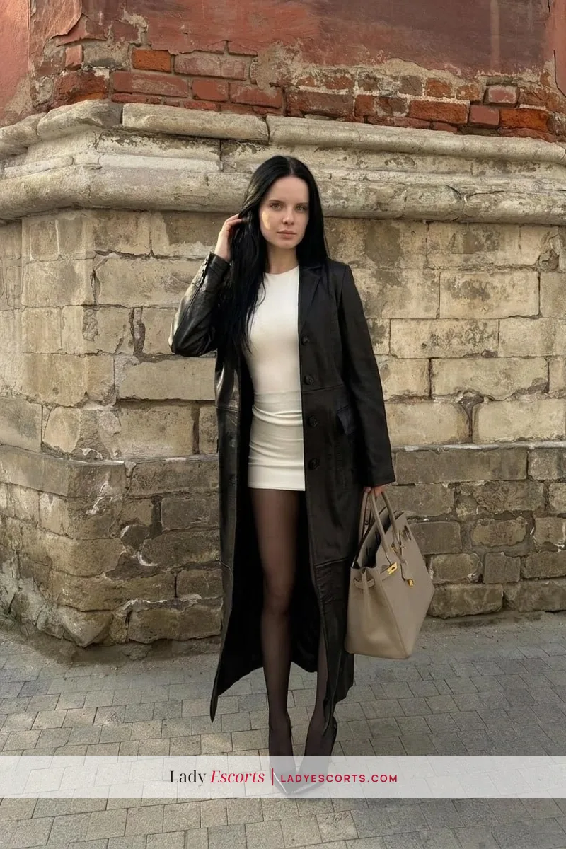 Curvy Brunette Arya