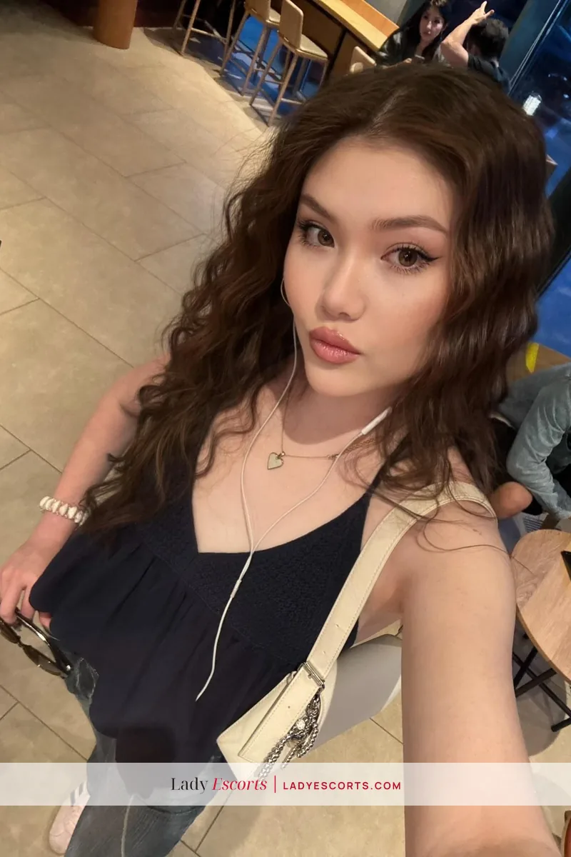 Aziza, 174 cm, bust B
