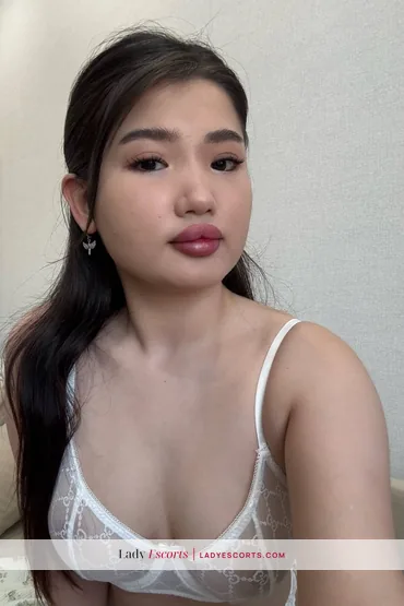 Petite Brunette Sia