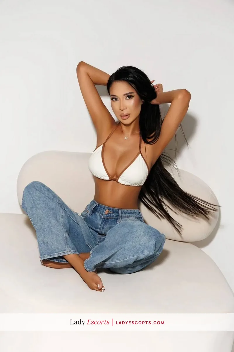 Tall Busty Brunette Eleanora