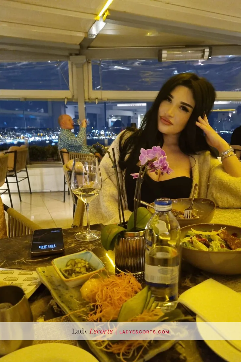 Monica, 168 cm, bust C