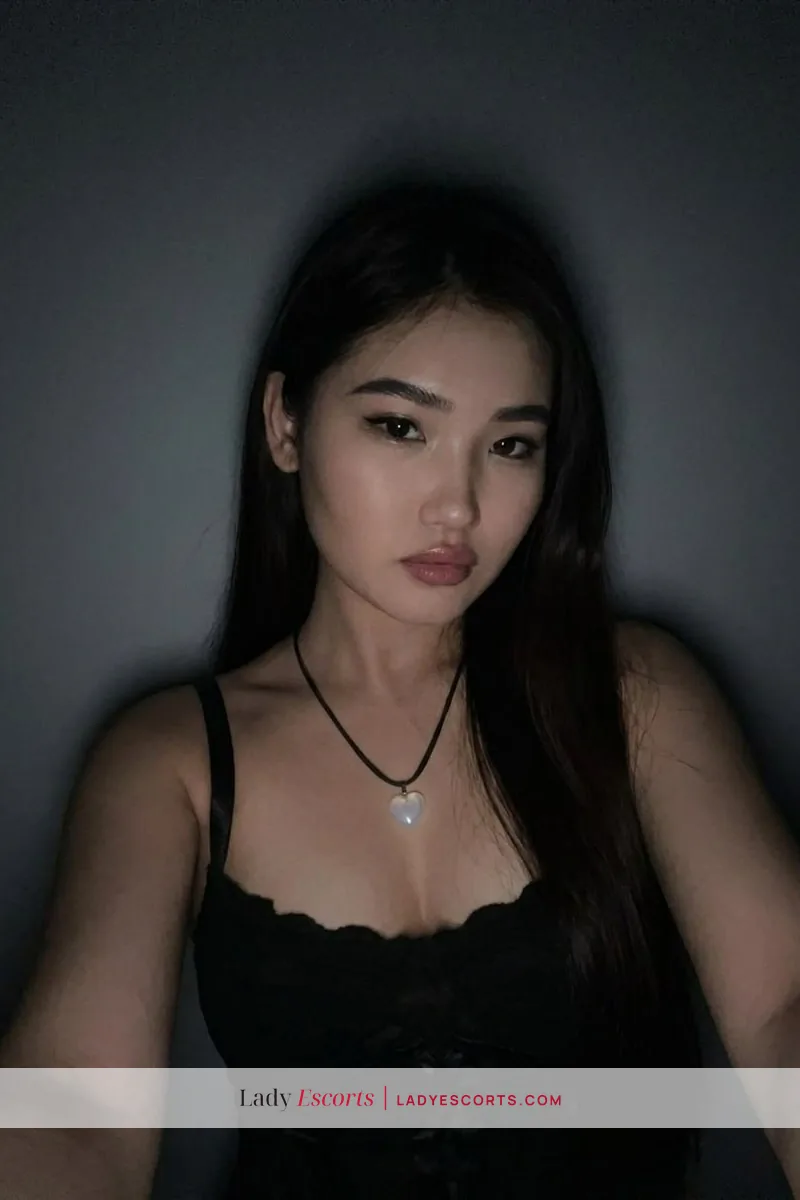 Petite Brunette Sia