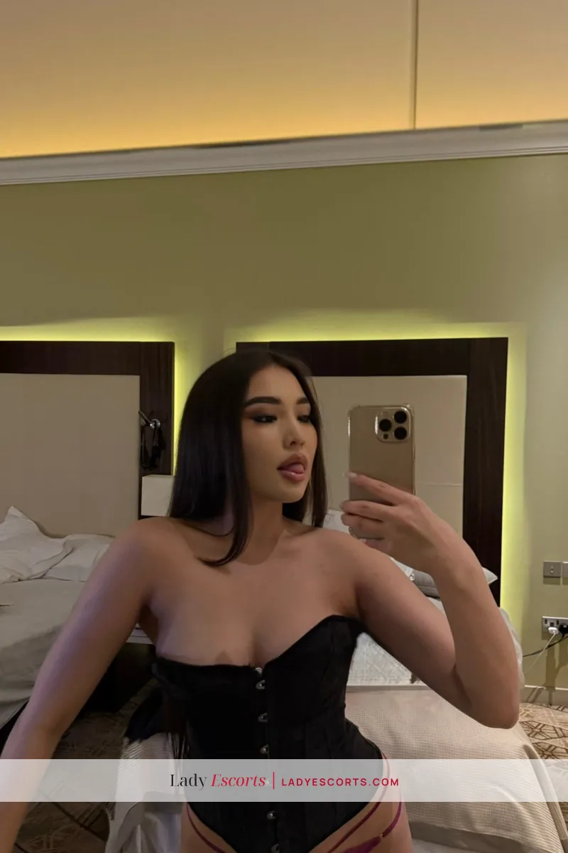 Busty Brunette Aysa