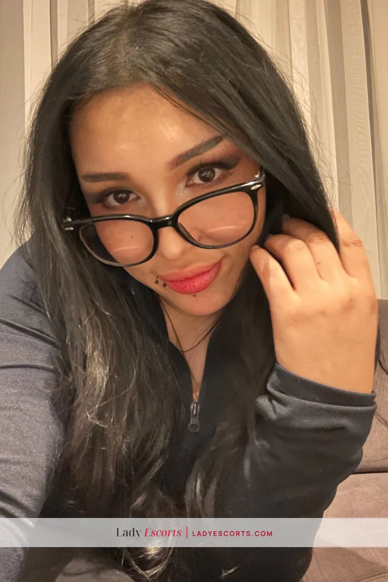 Brunette Jenny