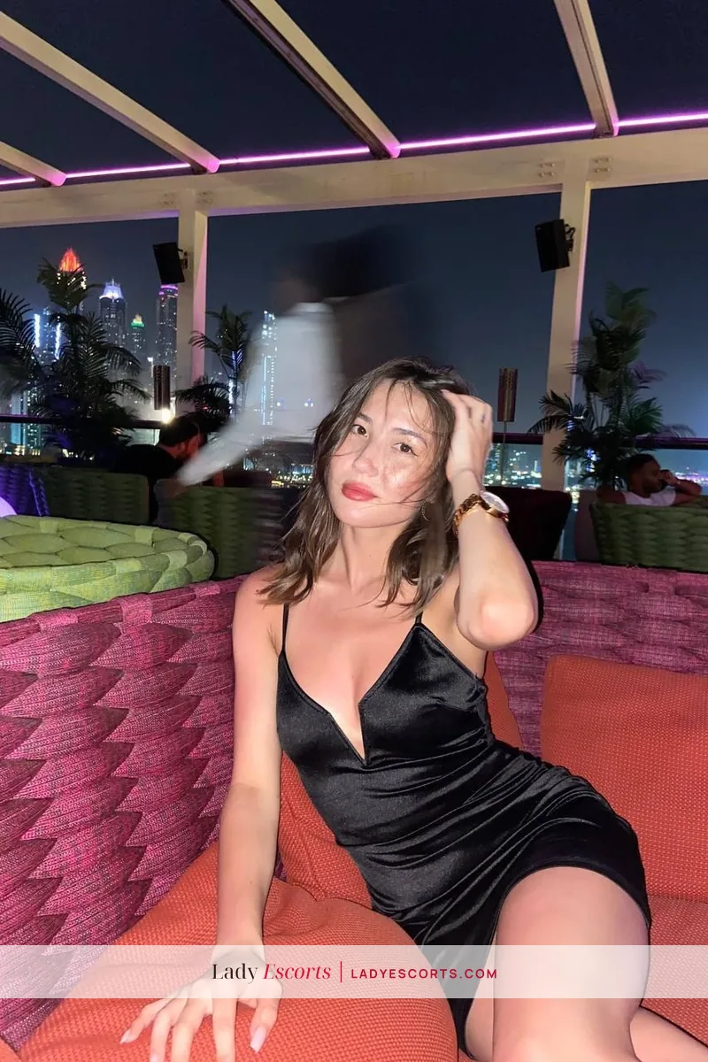 Brunette Afina