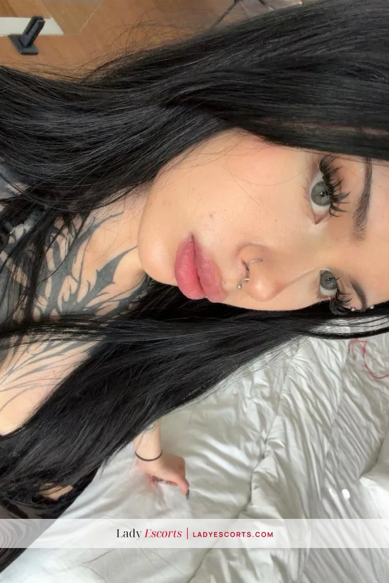 Yasmin, 165 cm, bust B