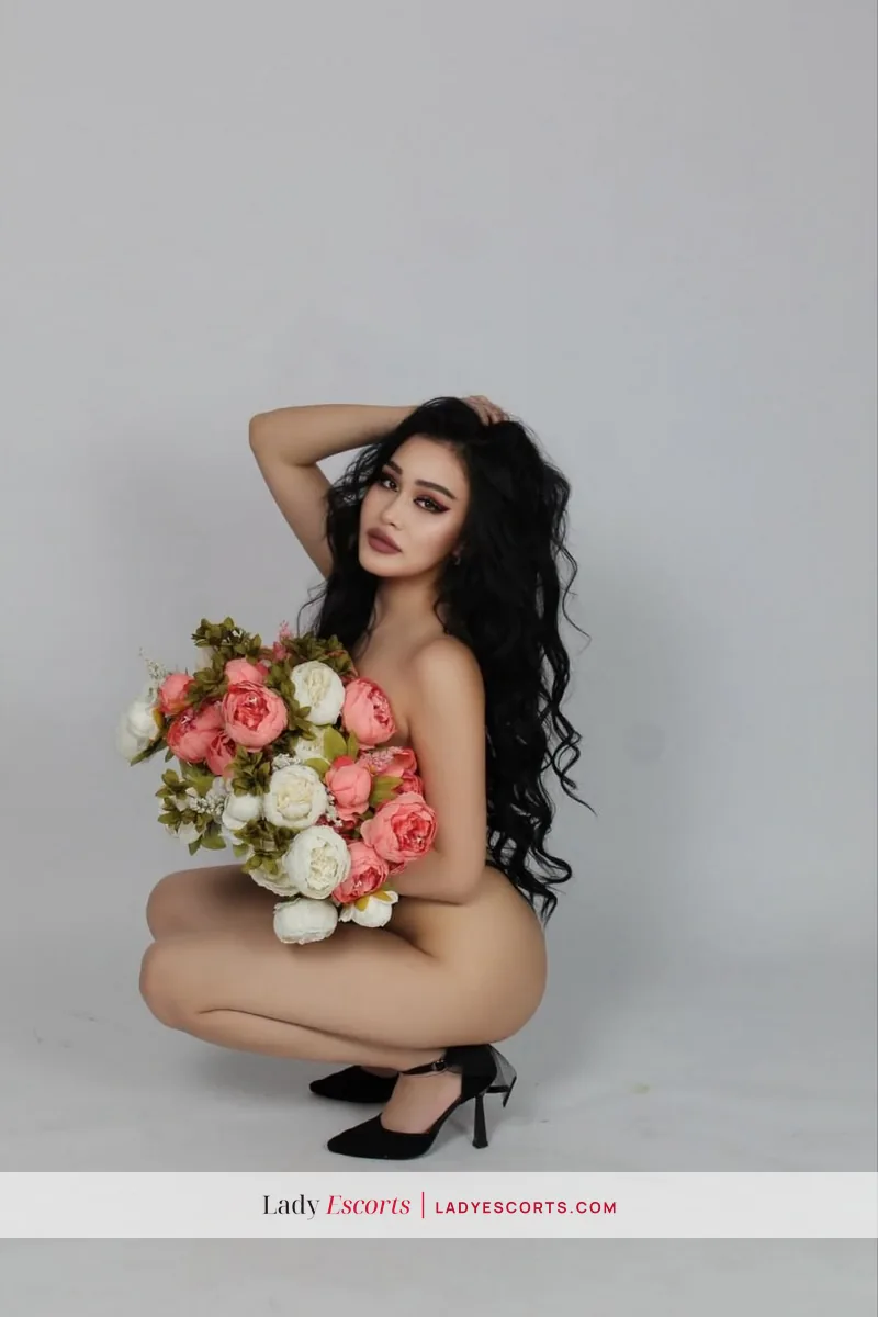 Brunette Dina