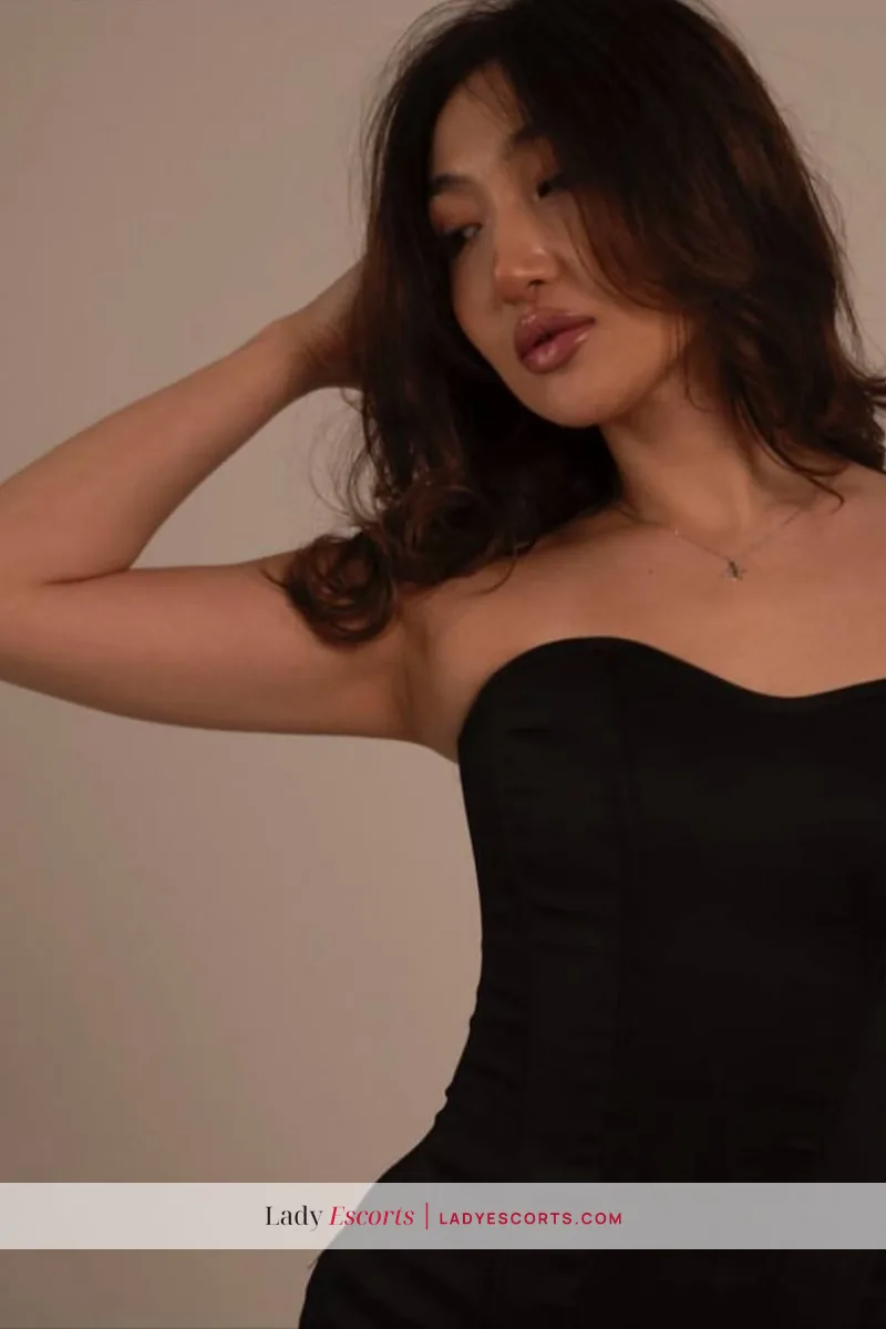 Brunette Lia