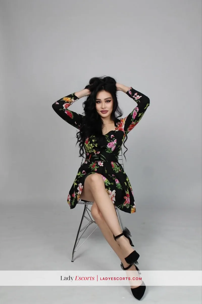 Brunette Dina