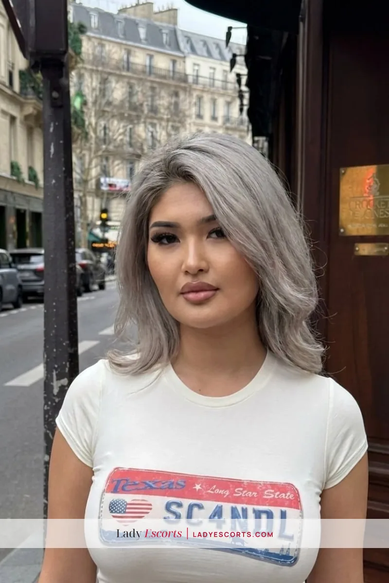 Blonde Monica