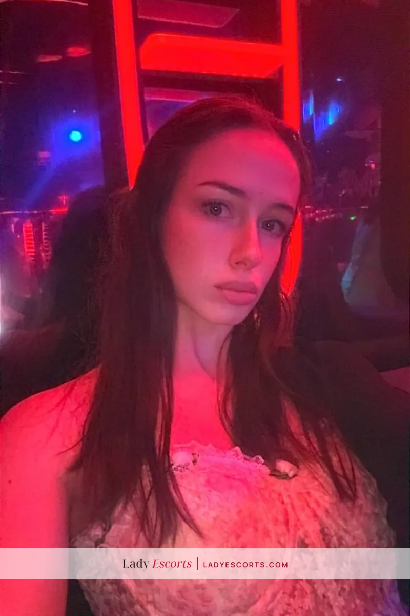 Тринити, шатенка