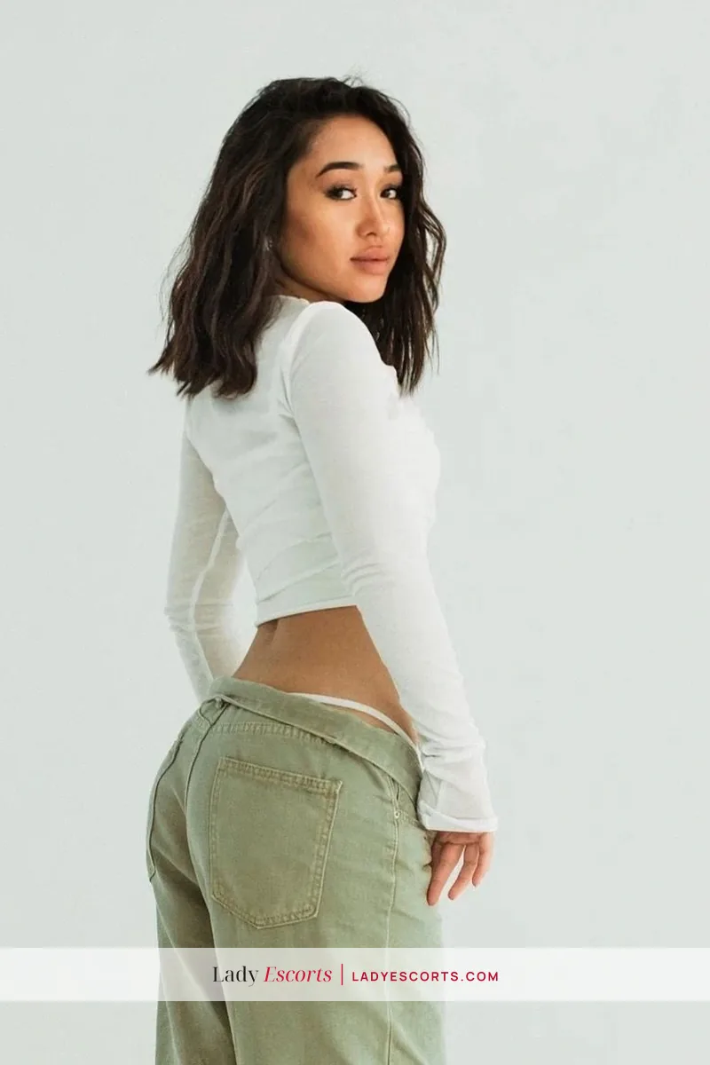 Petite Brunette Maylin