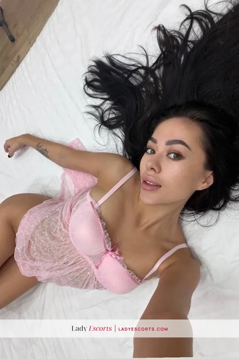 Slim Brunette Rianella