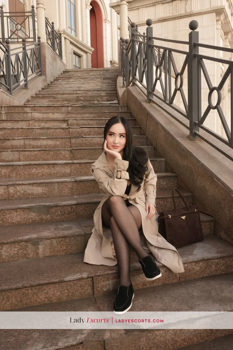 Brunette Beauty Dora