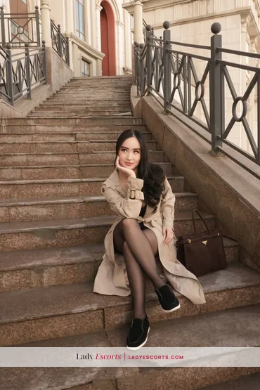 Brunette Beauty Dora