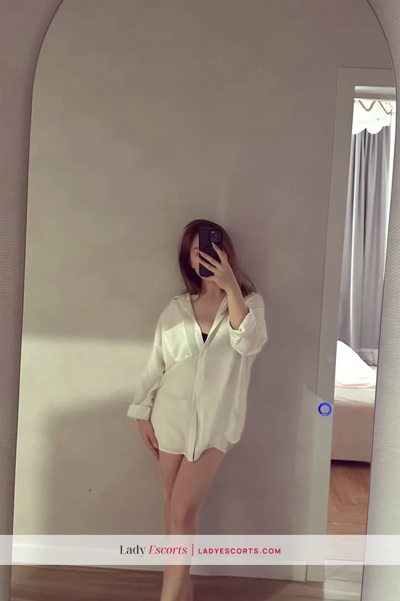 Petite Brunette Alisa