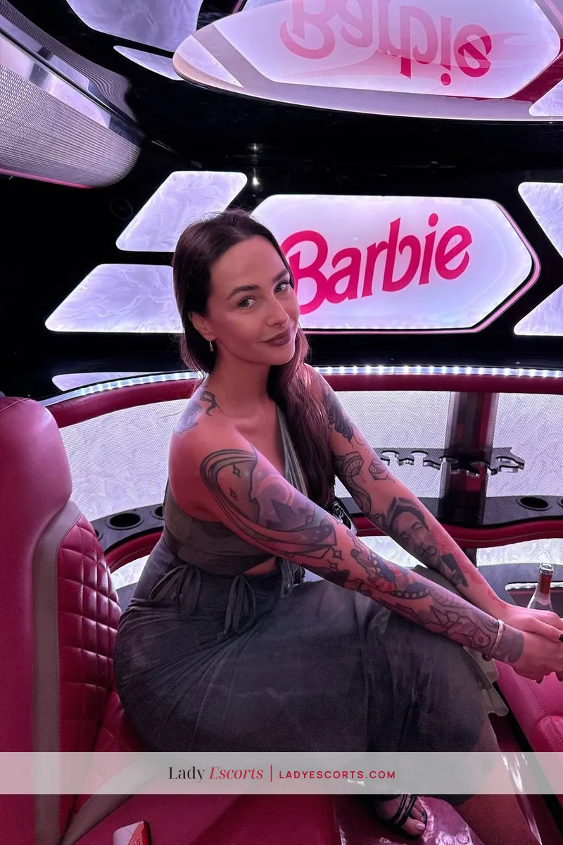 Brunette Darci