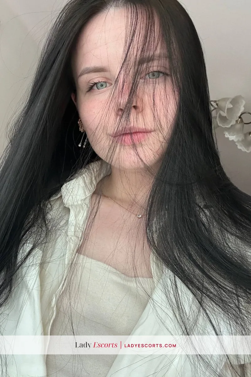Brunette Arya
