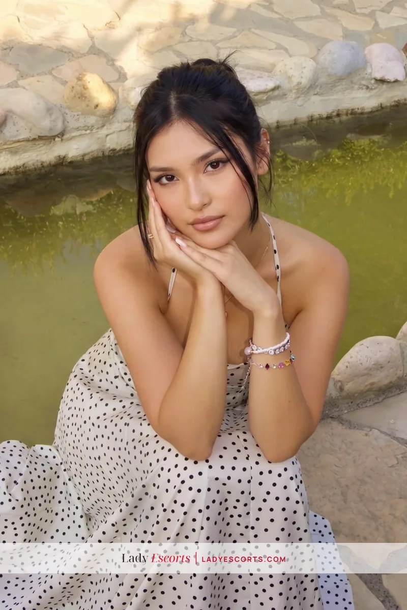 Brunette Violetta