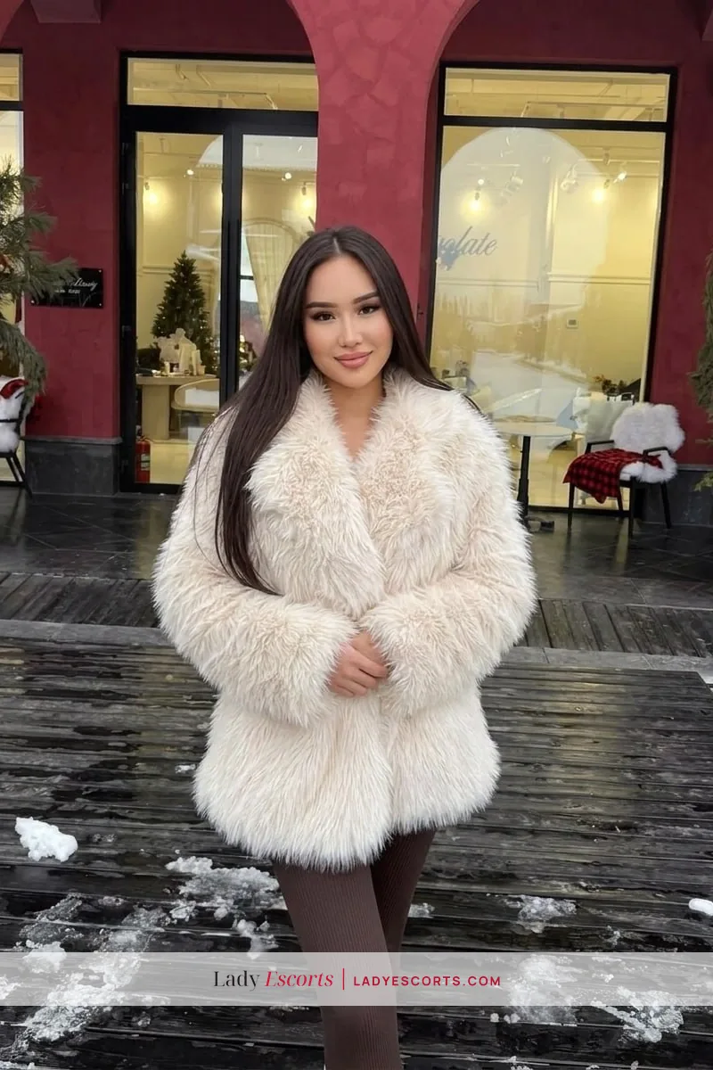 Brunette Beauty Dora
