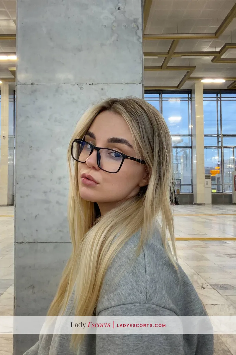 Kleo, 168 cm, bust B