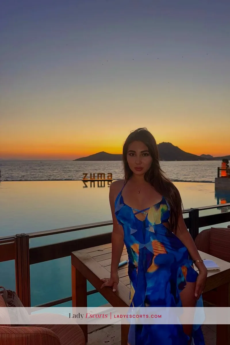 Brunette Julia