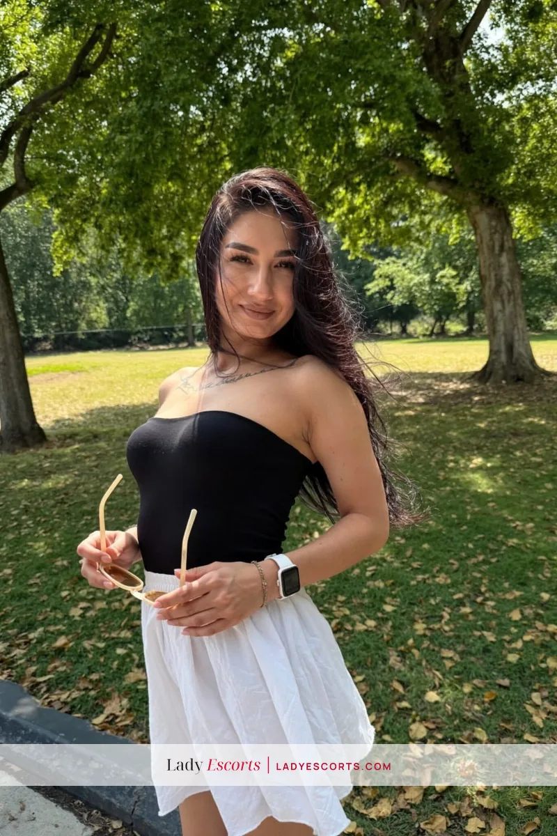 Brunette Zara