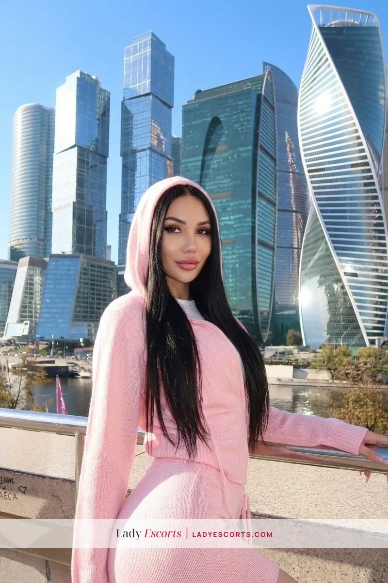Brunette Samiya