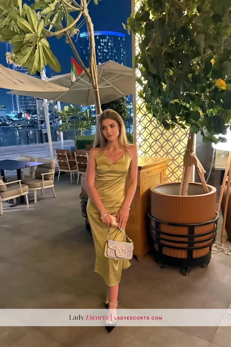 Blonde Kira