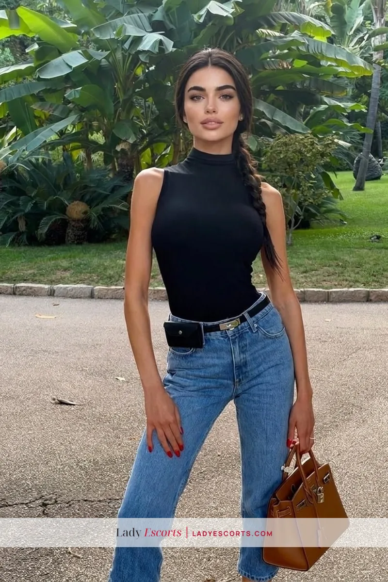 Slim Brunette Leysia