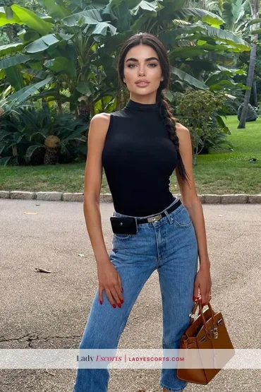 Slim Brunette Leysia
