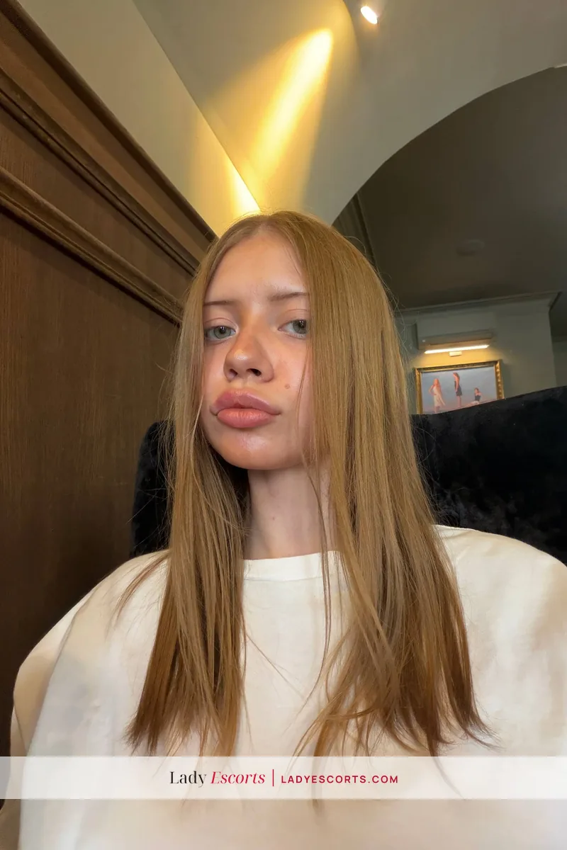 Blonde Vika