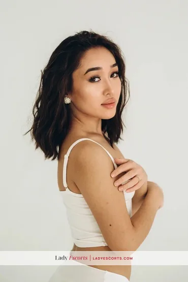 Petite Brunette Maylin