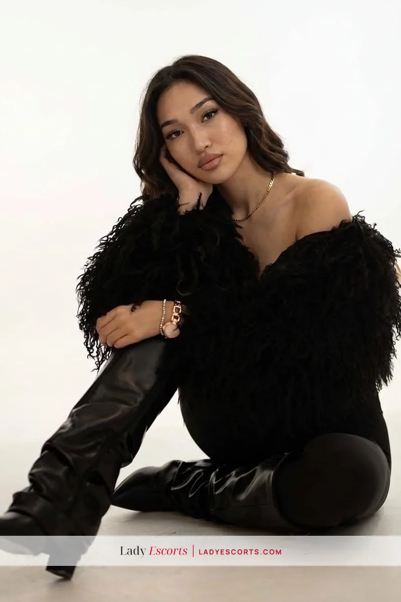 Busty Brunette Lia