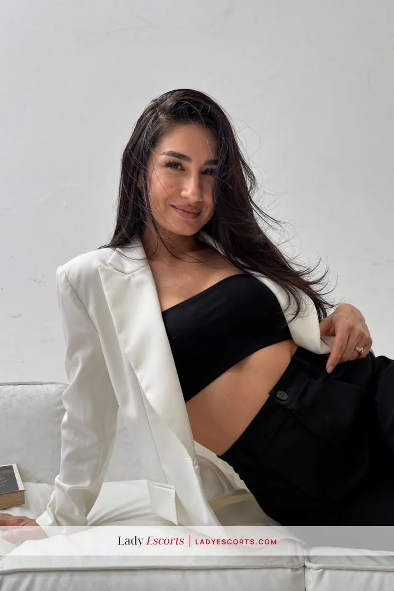 Zara, 178 cm, bust B