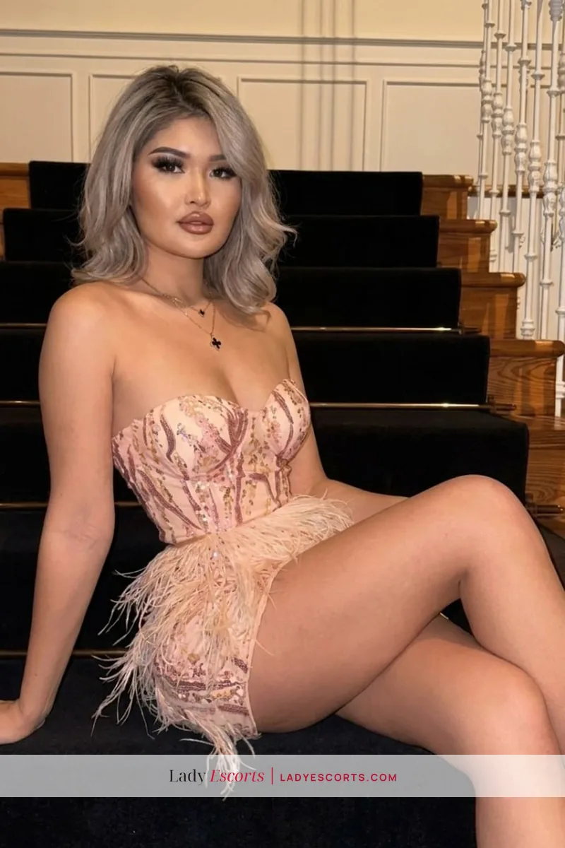 Monica, 170 cm, bust B