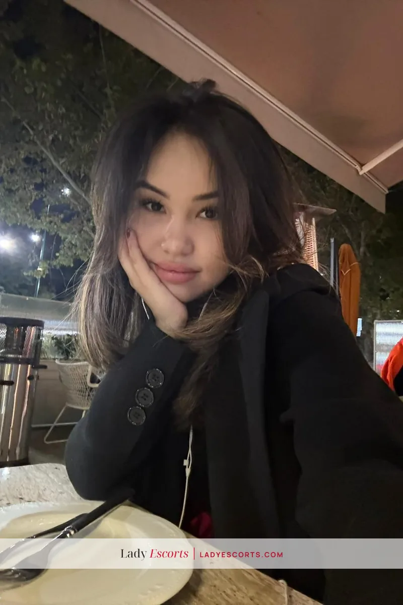 Brunette Moni