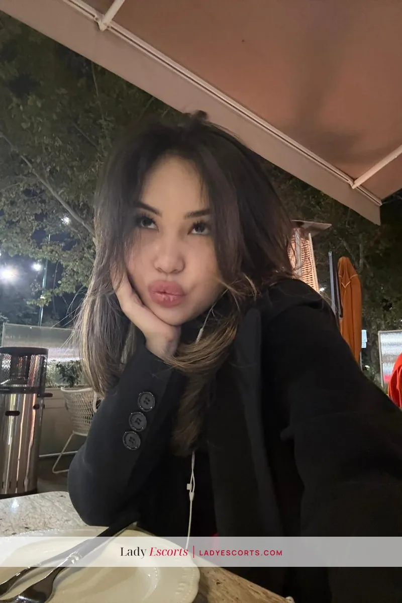 Moni, bust B
