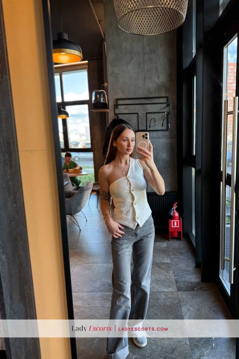 Brunette Eliza