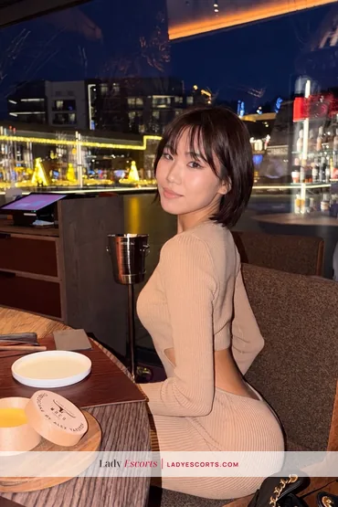 Petite Brunette Anora